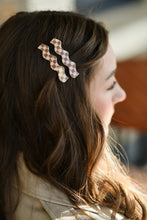 Load image into Gallery viewer, Whitney Checker Alligator Clip Tan and Cream